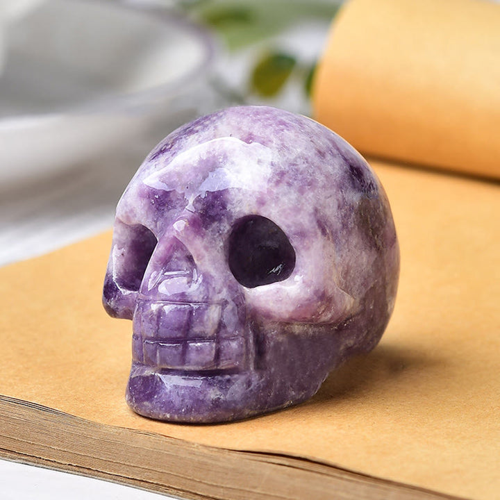 Artesanía con calaveras grabadas en cristal de Olivenorma , decoración con piedras preciosas