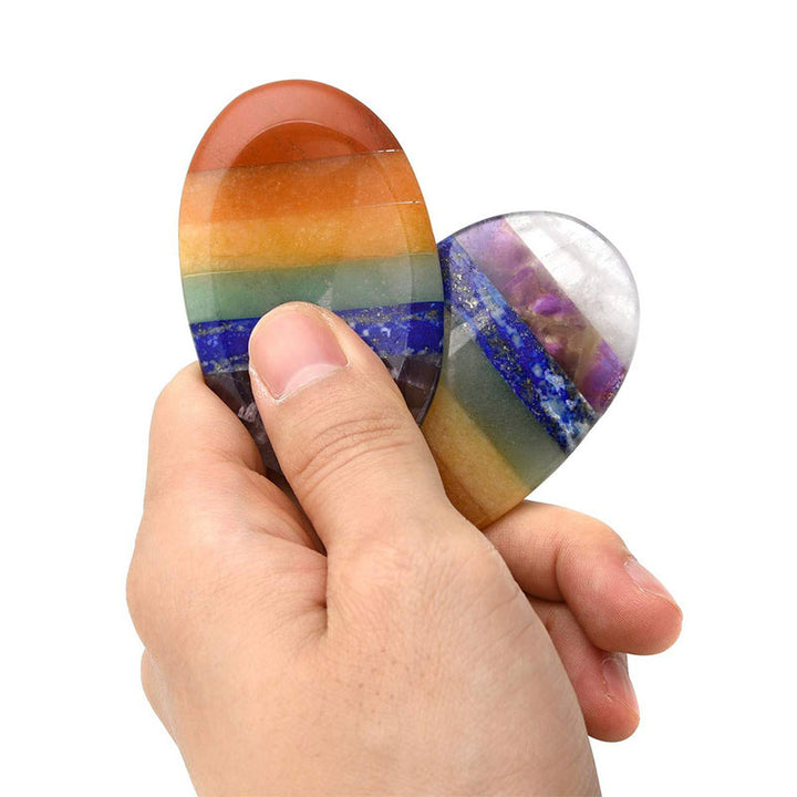 Piedra arcoíris para la preocupación del pulgar en el chakra Olivenorma