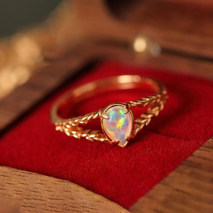 Anillo de oro con espigas huecas y piedra de ópalo de Olivenorma