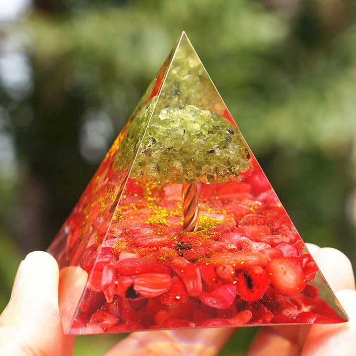 Pirámide de orgón del árbol de la vida de peridoto de Olivenorma con coral rojo