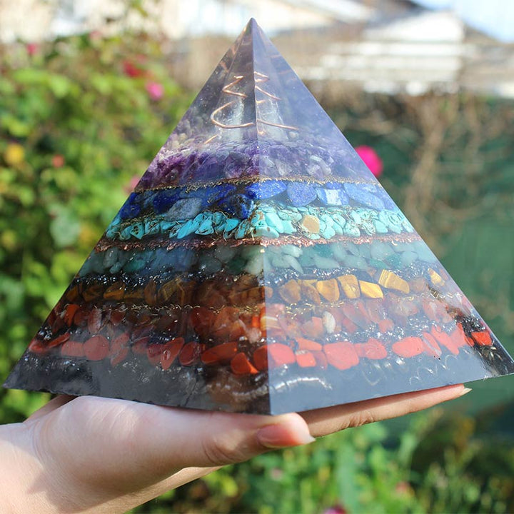 Pirámide de orgón natural de la paz de los chakras de Olivenorma