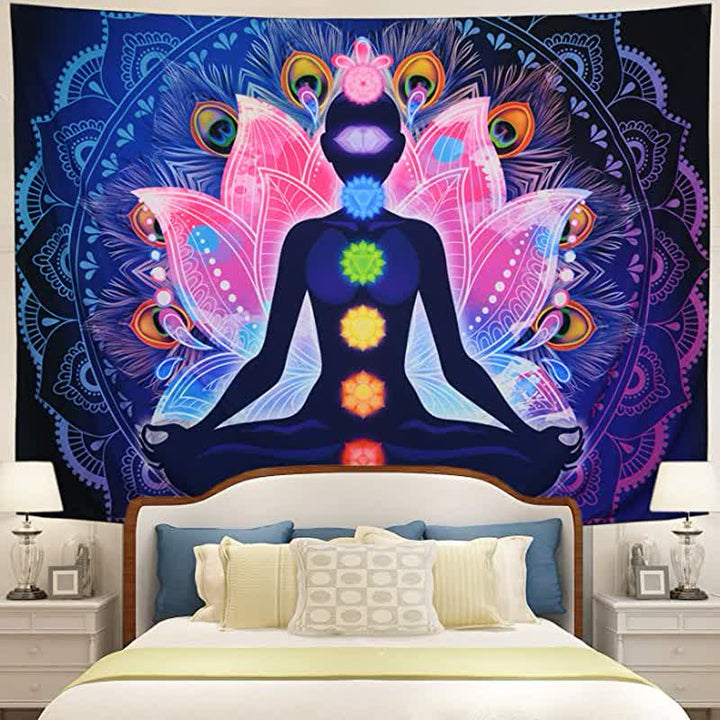 Tapiz de pared con chakras y loto.