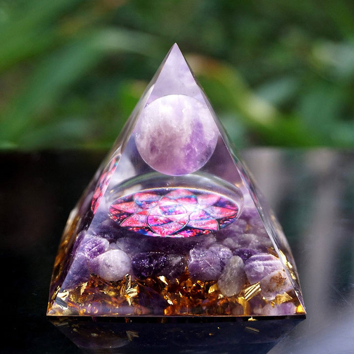 Esfera de amatista de Olivenorma con cristales de amatista Pirámide de orgón 