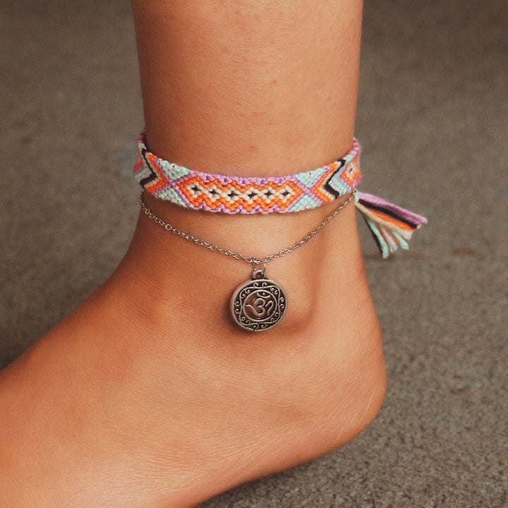 Pulsera tobillera con colgante OM de cuerda de algodón tejida a mano de Olivenorma