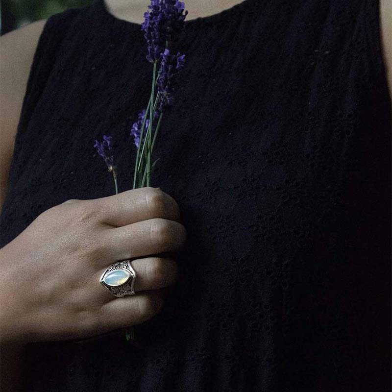 Anillo de protección curativa con piedra lunar Olivenorma