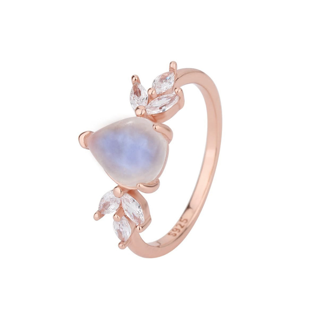 Anillo de oro rosa con forma de gota de circonita blanca y piedra lunar de Olivenorma. 
