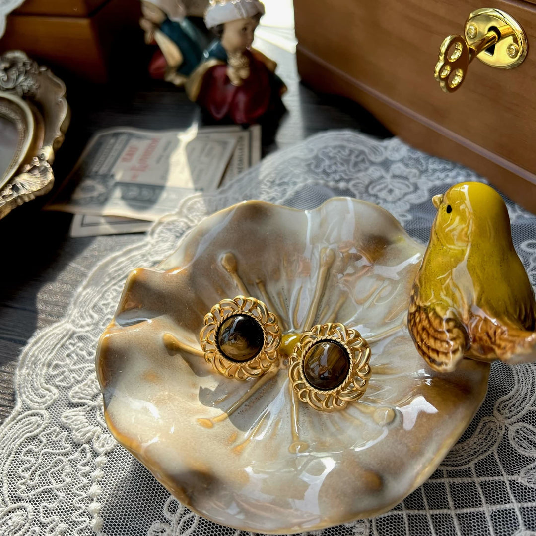Pendientes de oro con girasol y ojo de tigre de Olivenorma