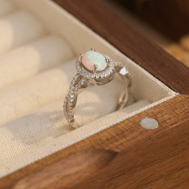 Anillo de diseño trenzado con circonita blanca y ópalo ovalado de Olivenorma 