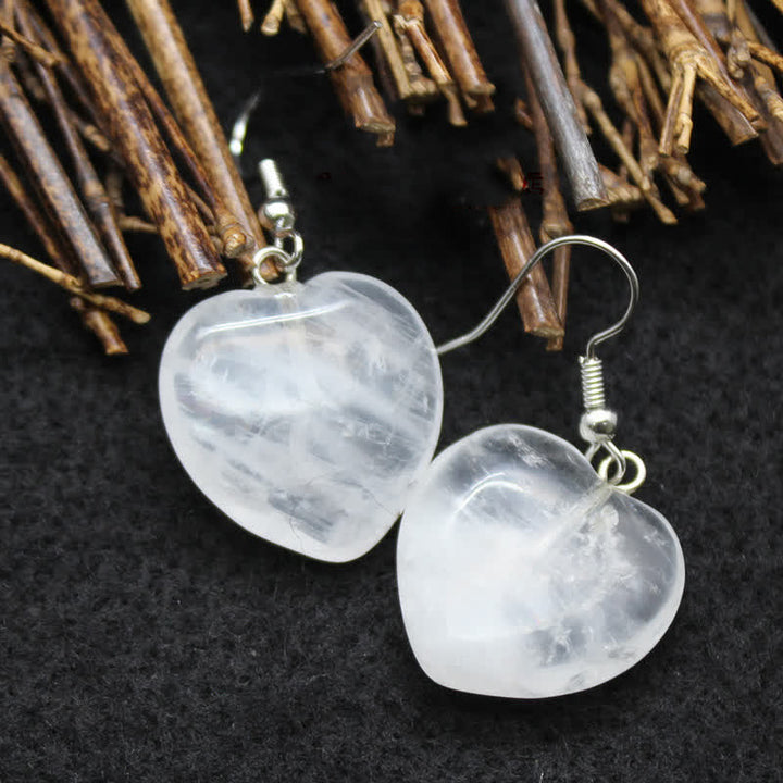 Pendientes curativos con forma de corazón de cristal natural.