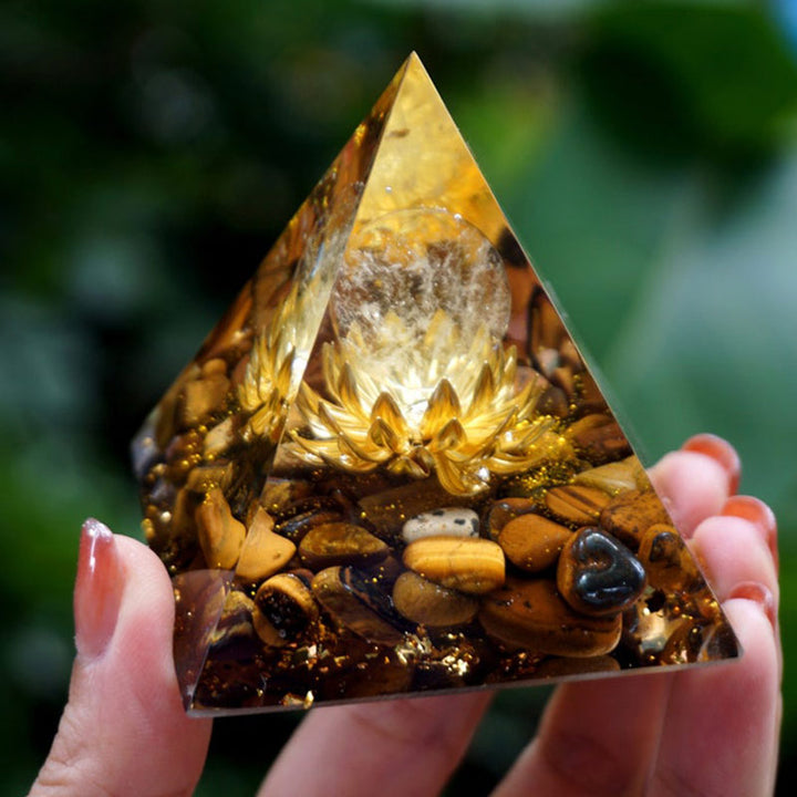 Pirámide de orgón con símbolo de loto y ojo de tigre de cristal transparente de Olivenorma 