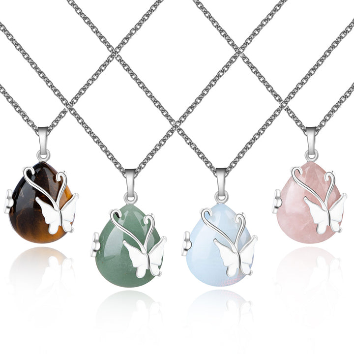 Collar de piedras preciosas con alas de mariposa de cristal.
