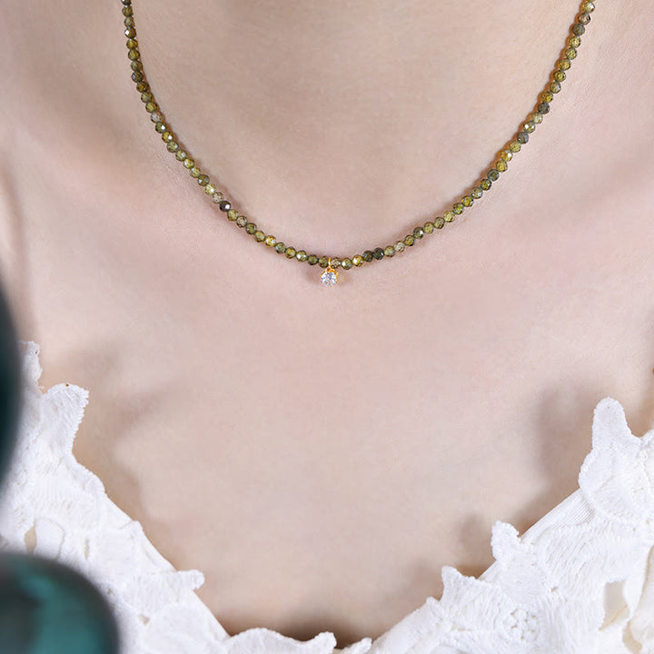 Collar con colgante de peridoto y aventurina verde esmeralda de Olivenorma 