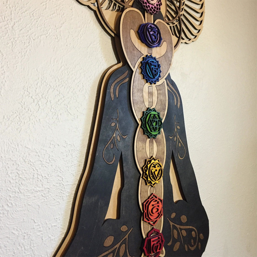 Decoración de pared de madera teñida pintada a mano con el chakra Kundalini de Olivenorma
