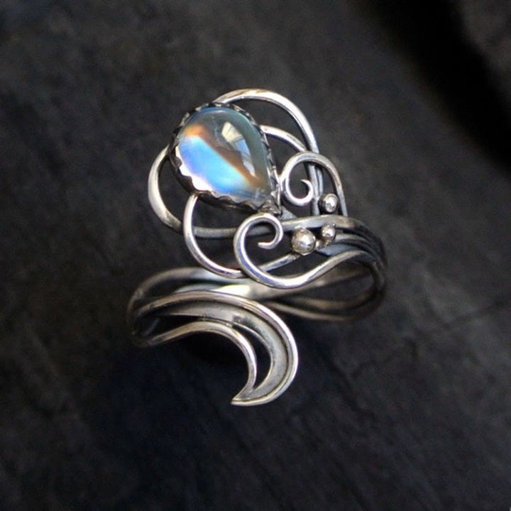 Anillo de bruja con piedra lunar en forma de gota de Olivenorma