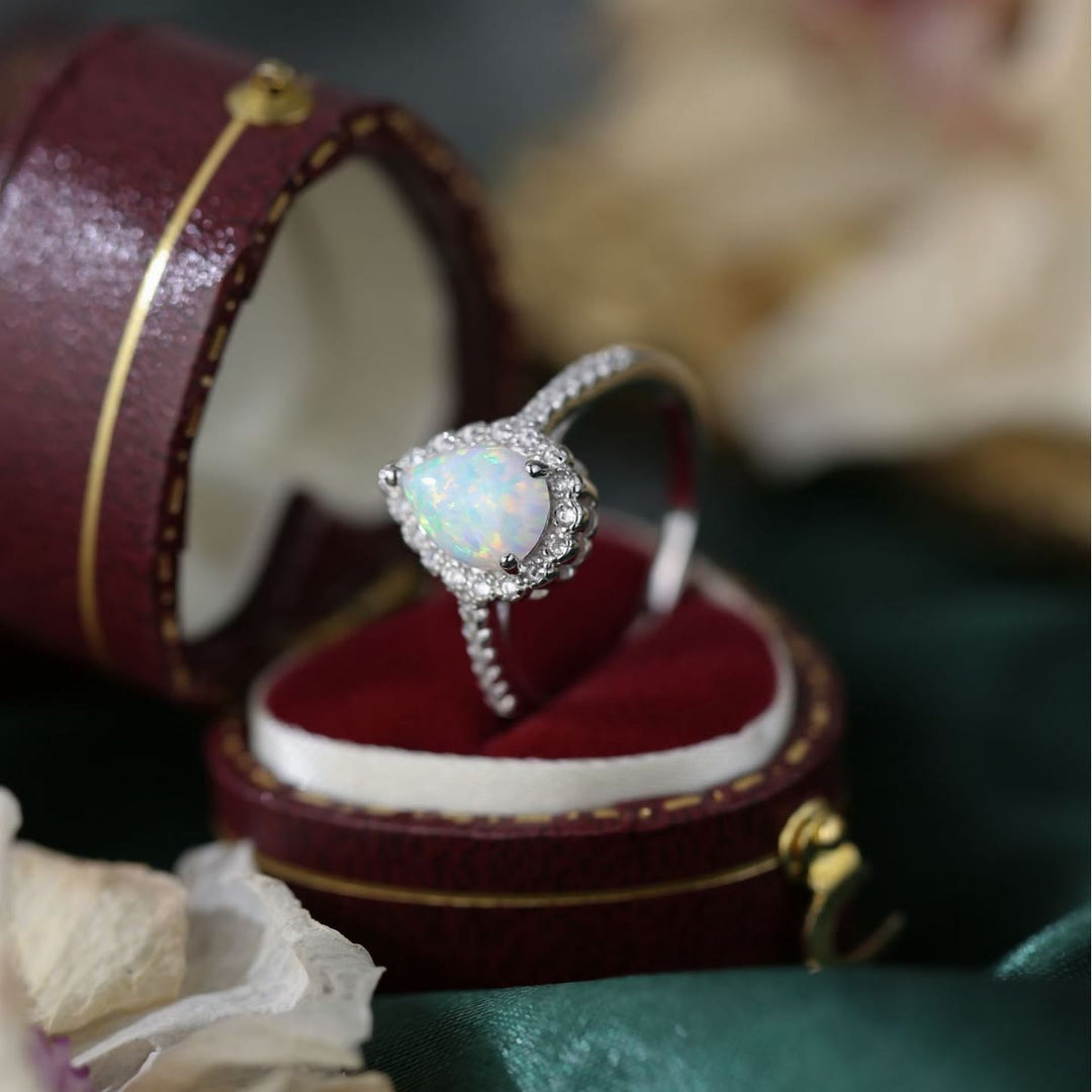 Anillo de compromiso de tres puntas con circonita blanca y ópalo en forma de gota de Olivenorma 