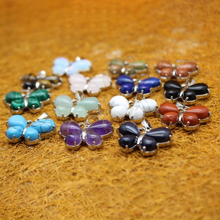 Collar con forma de mariposa y piedras preciosas de cristal natural de Olivenorma