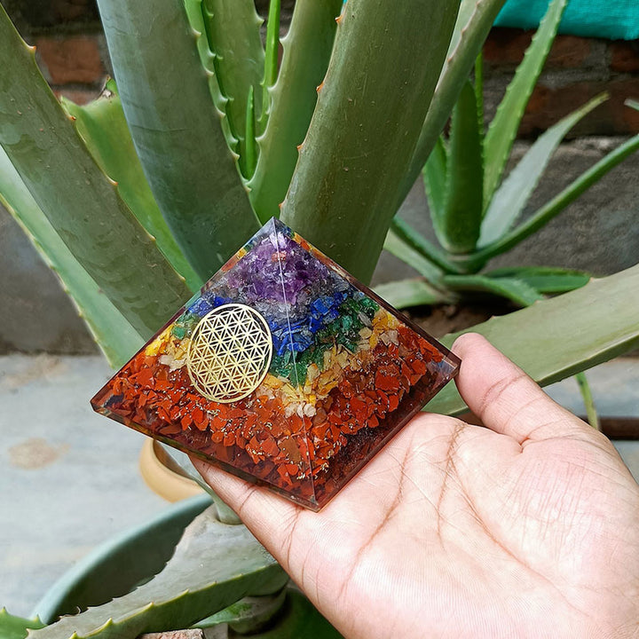 Pirámide orgónica del símbolo de la flor de la vida del chakra Olivenorma 