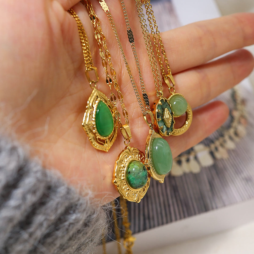Collar con colgante ovalado de turquesa africana verde de Olivenorma 