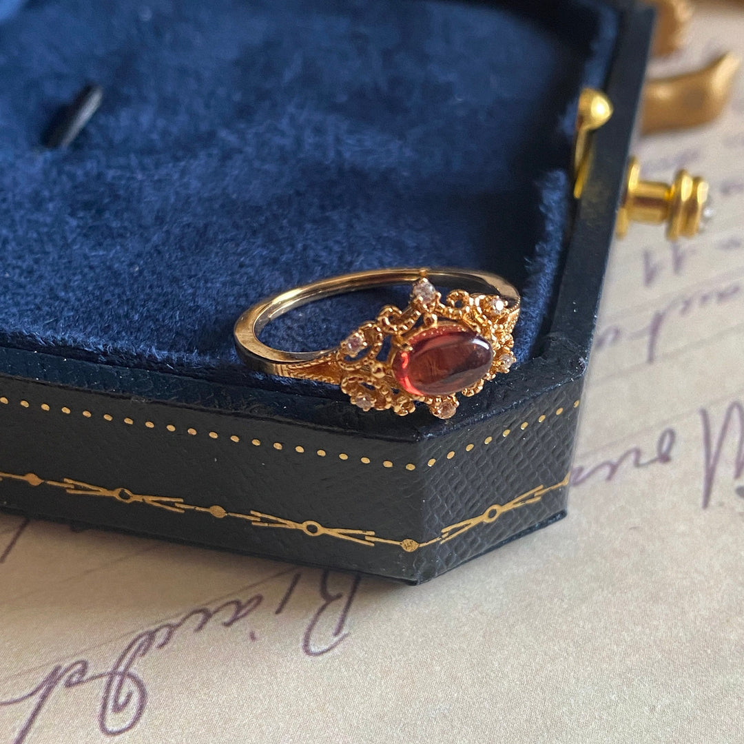 Anillo de granate natural y rosa nocturna de Olivenorma