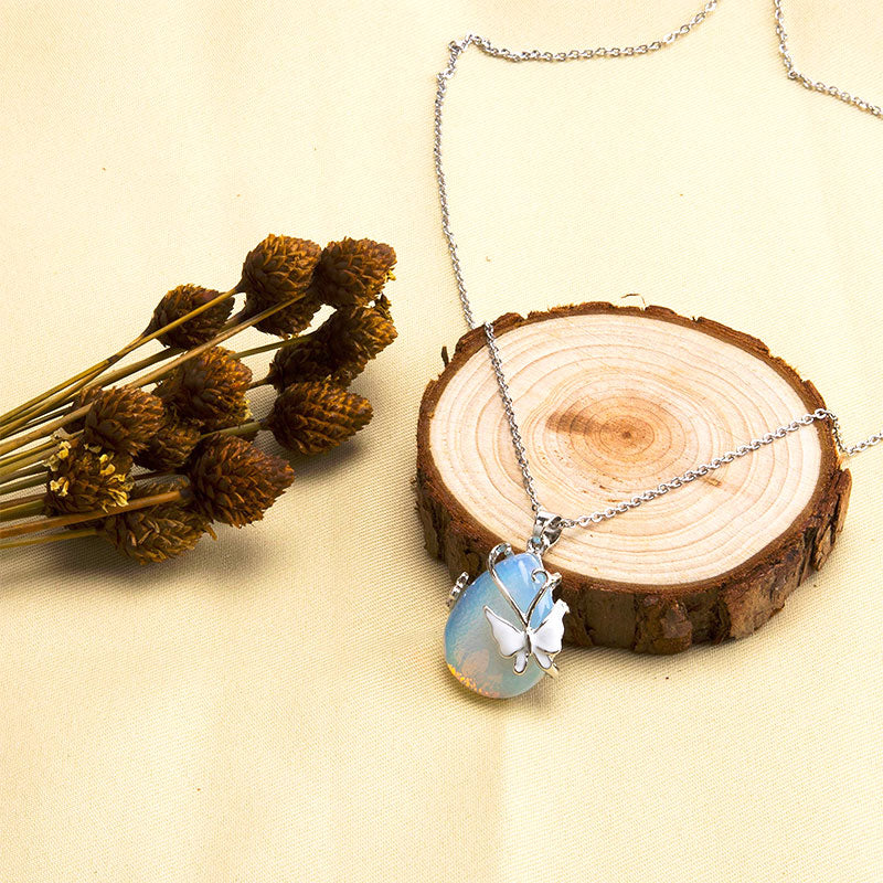 Collar de piedras preciosas con alas de mariposa de cristal.