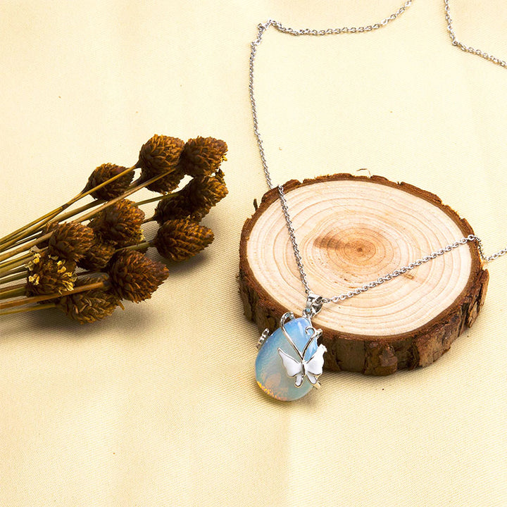 Collar de piedras preciosas con alas de mariposa de cristal.