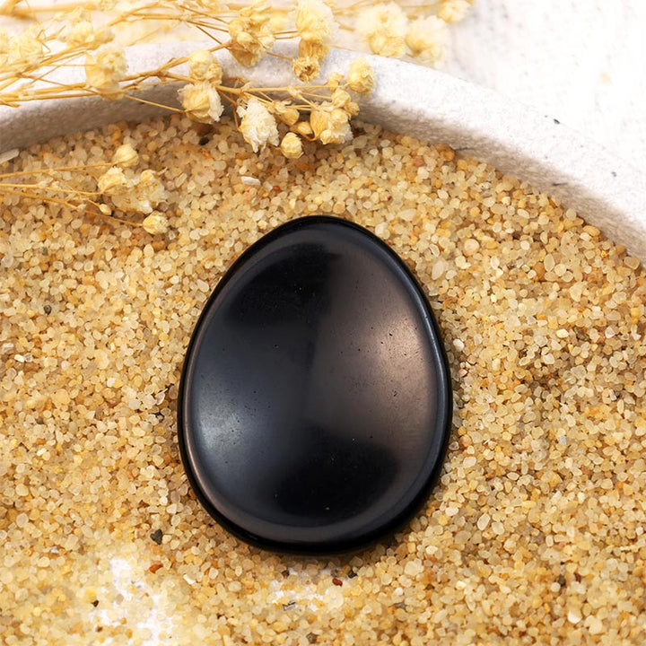 Piedra para la preocupación del pulgar con forma de huevo de ónix negro de Olivenorma