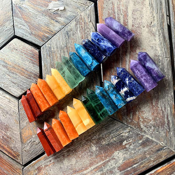 Juego de torres de cristal con varitas de cristal para chakras.
