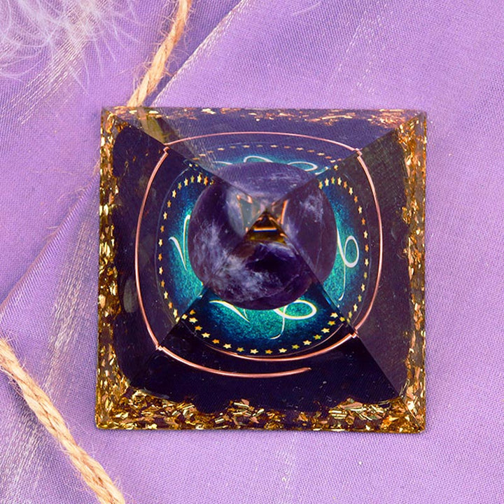 Pirámide de orgón del zodiaco Capricornio con esfera de amatista y obsidiana de Olivenorma