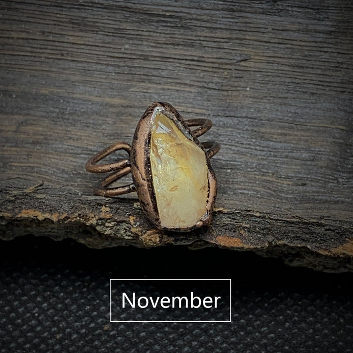 Anillo ajustable con doce piedras de nacimiento de piedra irregular natural en bruto de Olivenorma 