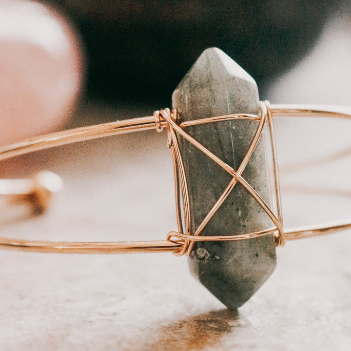 Pulsera de alambre con poste hexagonal de cristal natural de Olivenorma 