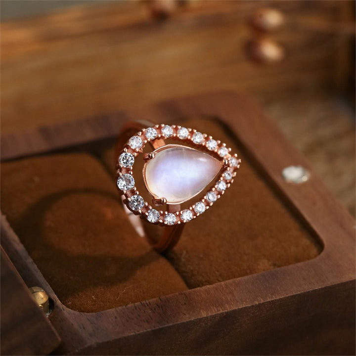 Anillo de oro rosa S925 con circonita blanca y piedra lunar en forma de gota de agua de Olivenorma