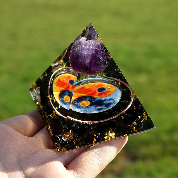 Pirámide orgónica de equilibrio Yin Yang de la serie Amatista de Olivenorma 