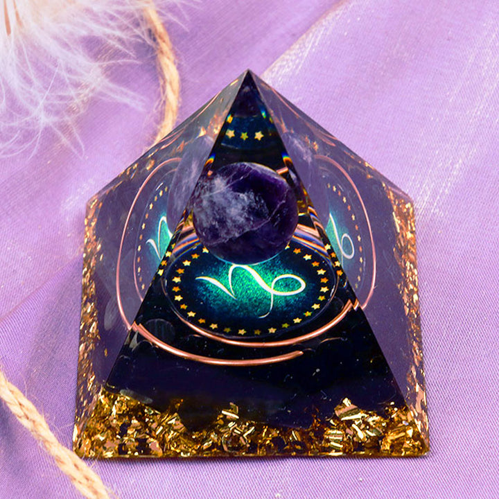 Pirámide de orgón del zodiaco Capricornio con esfera de amatista y obsidiana de Olivenorma