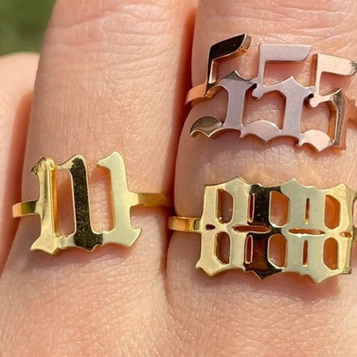 Anillo de la suerte minimalista con número angelical