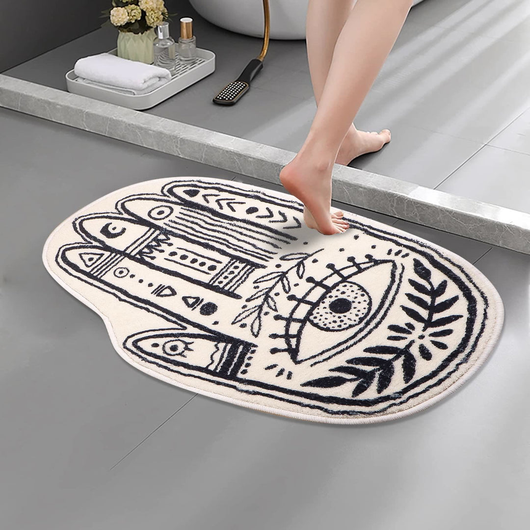 Alfombra suave con símbolo de Hamsa en color blanco de Olivenorma