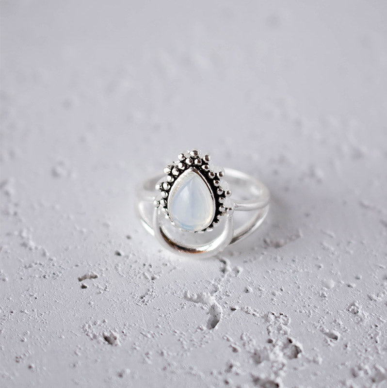 Anillo de piedra lunar con forma de luna creciente