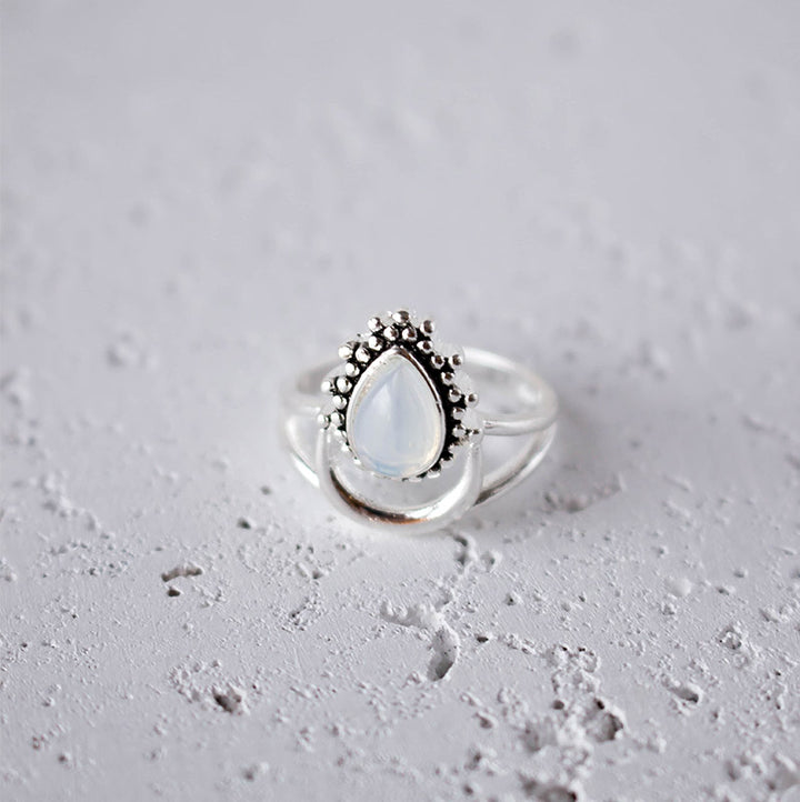 Anillo de piedra lunar con forma de luna creciente