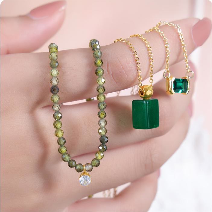 Collar con colgante de peridoto y aventurina verde esmeralda de Olivenorma 