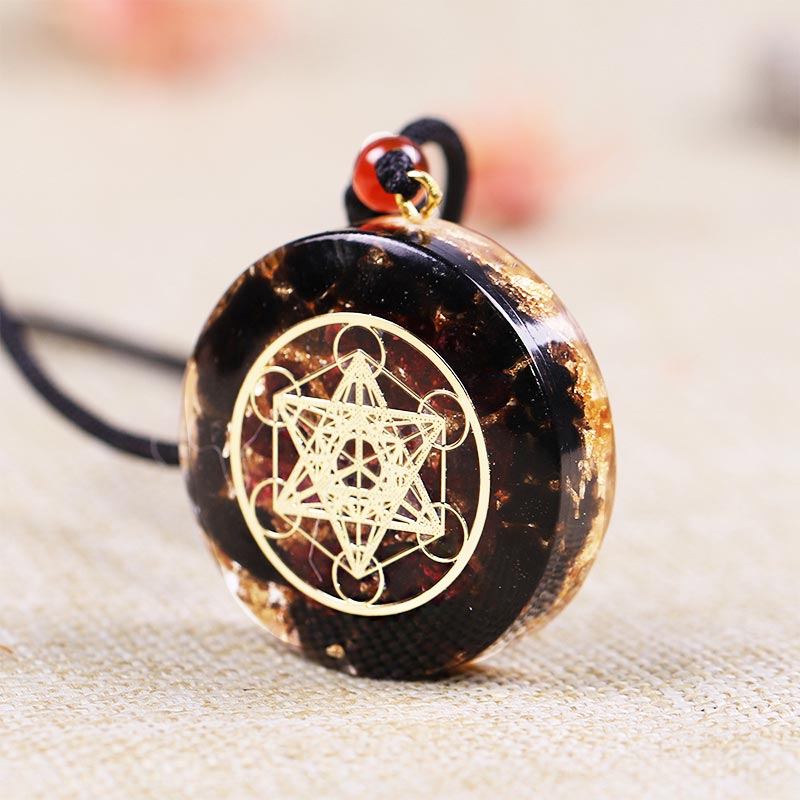 Collar con símbolo del cubo de Metatrón en obsidiana y granate de Olivenorma 