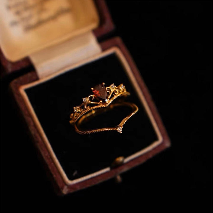 Juego de anillos ajustables apilables con corona de granate rojo de Olivenorma