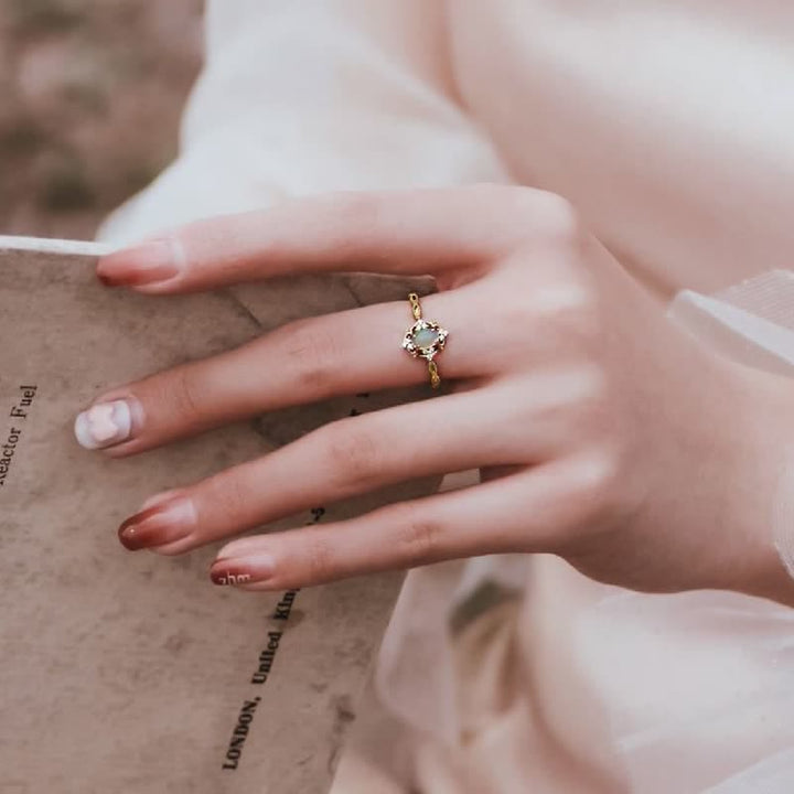 Anillo ajustable de lujo con ópalo ligero de Olivenorma