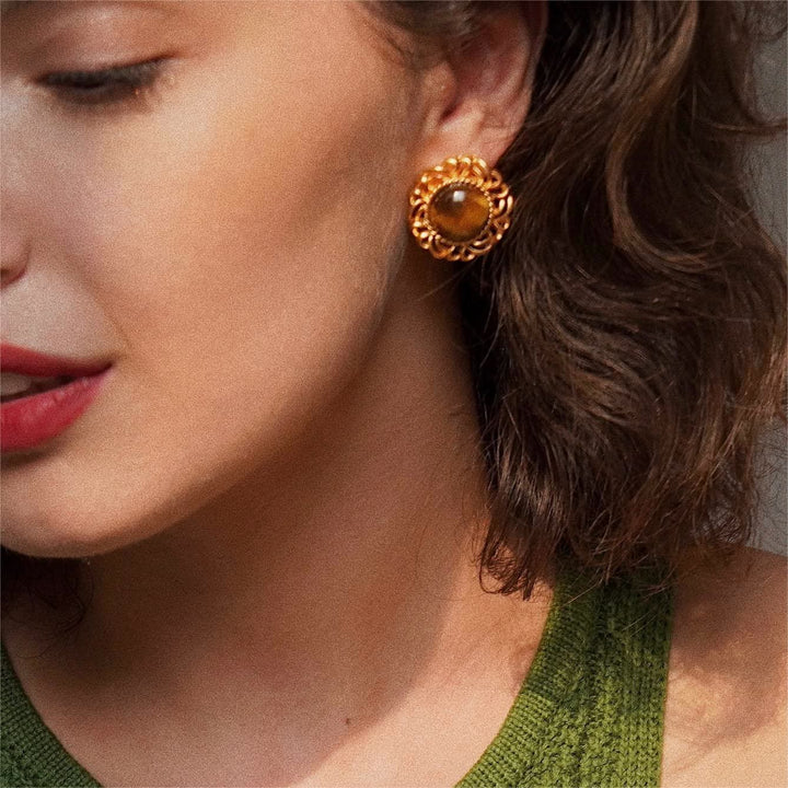 Pendientes de oro con girasol y ojo de tigre de Olivenorma
