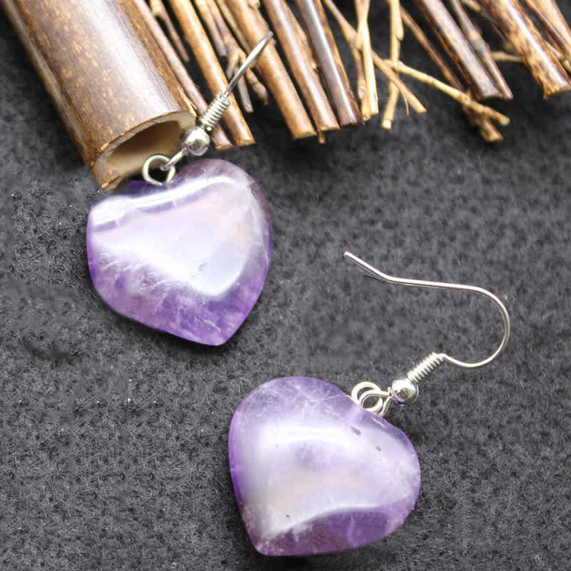 Pendientes curativos con forma de corazón de cristal natural.