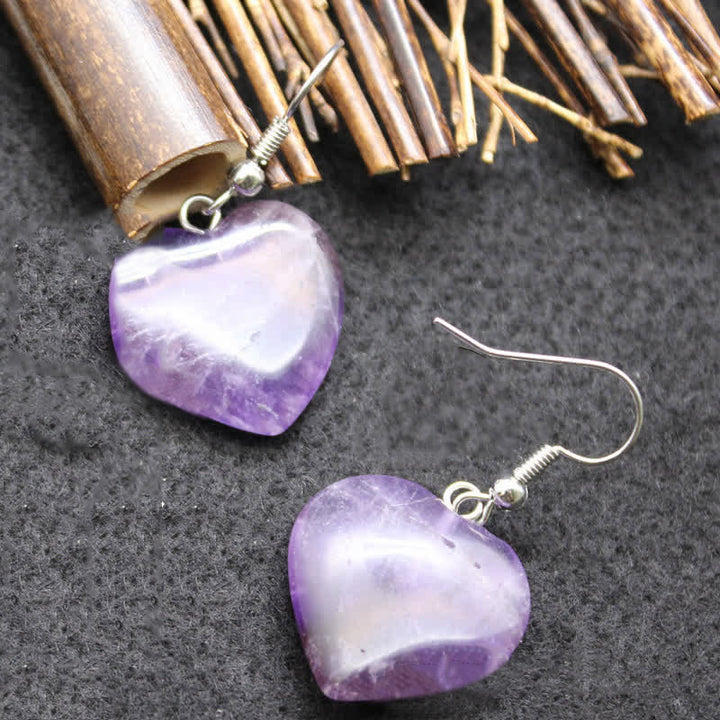 Pendientes curativos con forma de corazón de cristal natural.