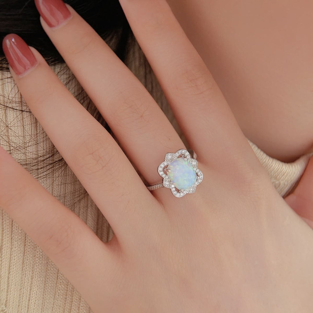 Anillo de compromiso con diseño grabado de circonita blanca y ópalo de Olivenorma