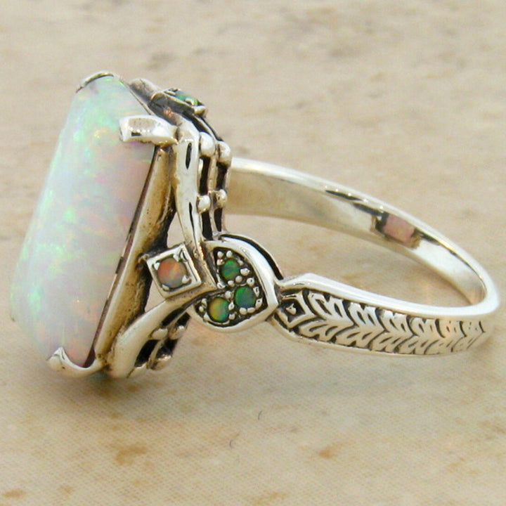 Anillo nupcial de orgón cuadrado con ópalo de Olivenorma