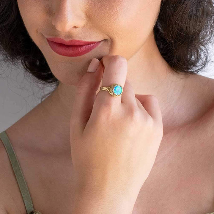 Anillo de ópalo azul bañado en oro sobre plata de ley 925 "Energía de paz" de Olivenorma