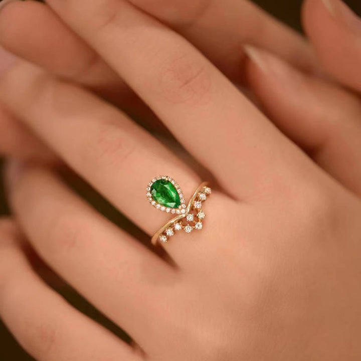 Anillo delicado con circonitas y esmeralda de Olivenorma