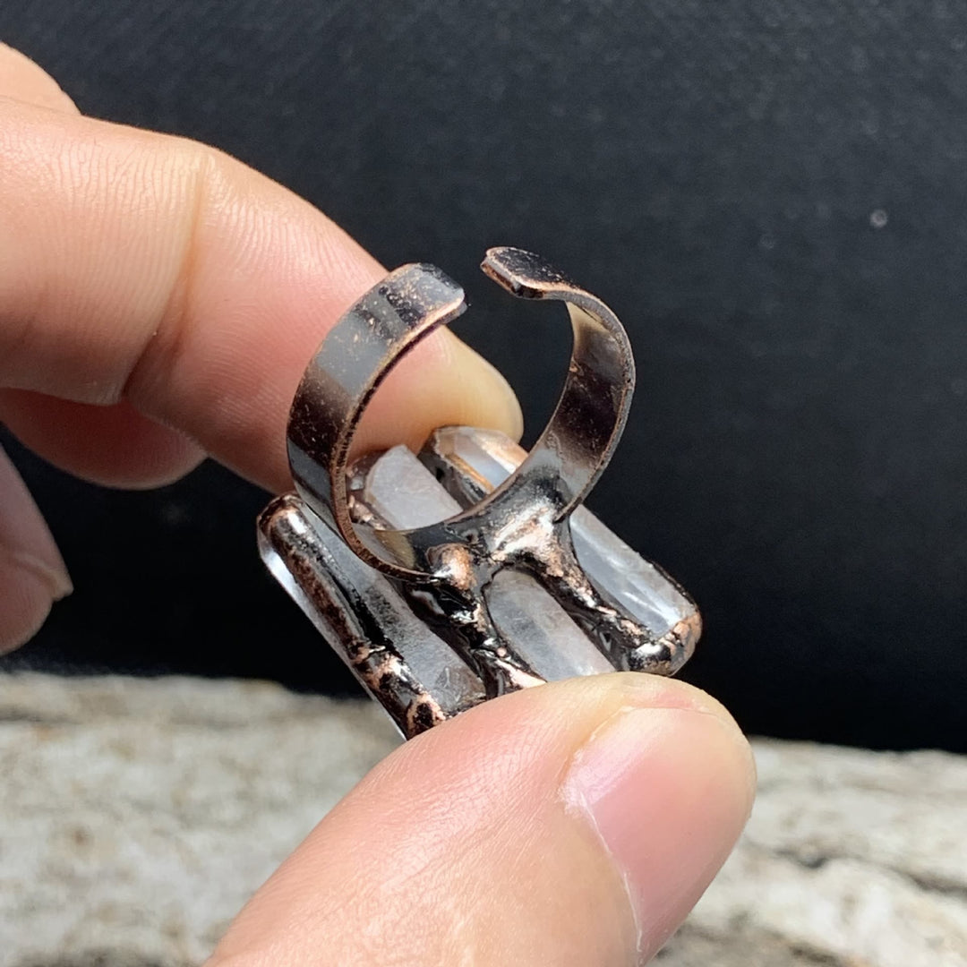 Anillo ajustable de triple combinación irregular de cuarzo transparente natural de Olivenorma 