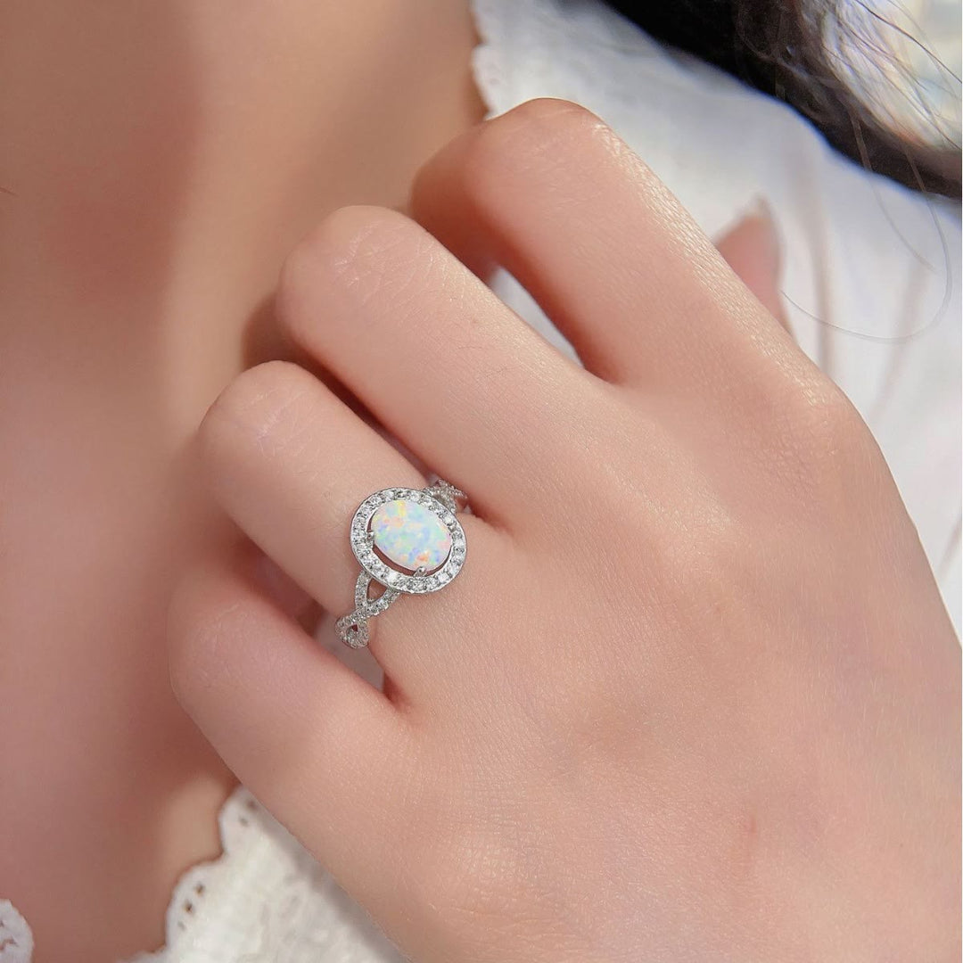 Anillo de diseño trenzado con circonita blanca y ópalo ovalado de Olivenorma 